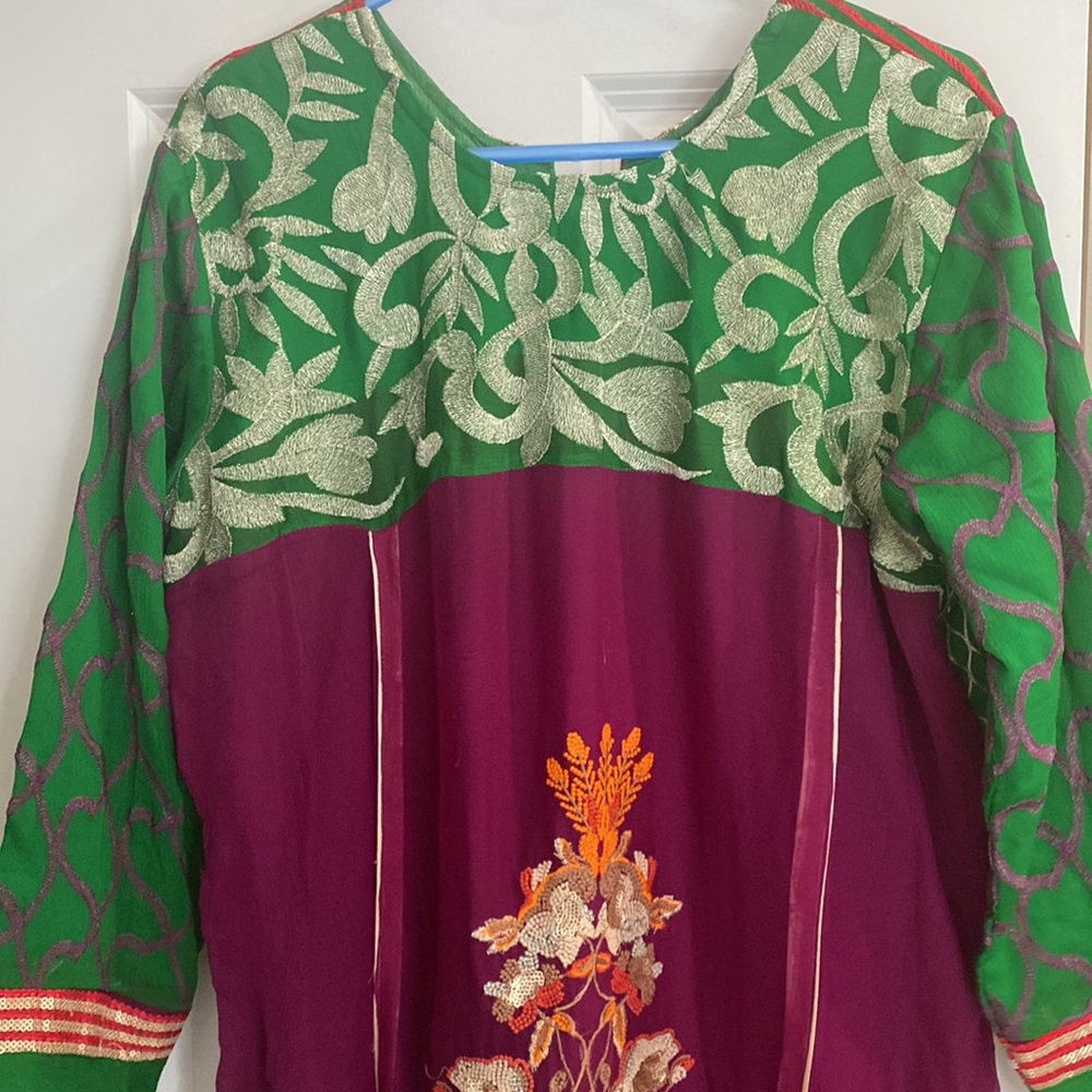 Beautiful Pakistani 3 Piece Suit - Picture 7 of 8